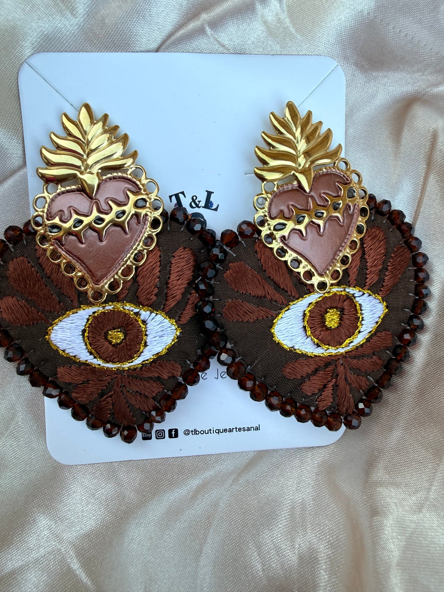 Aretes de Corazón Bordado a Mano con Sagrado Corazón de Jesús | Complemento de Acero Inoxidable | Joyería Artesanal Ligera. Ojo turco