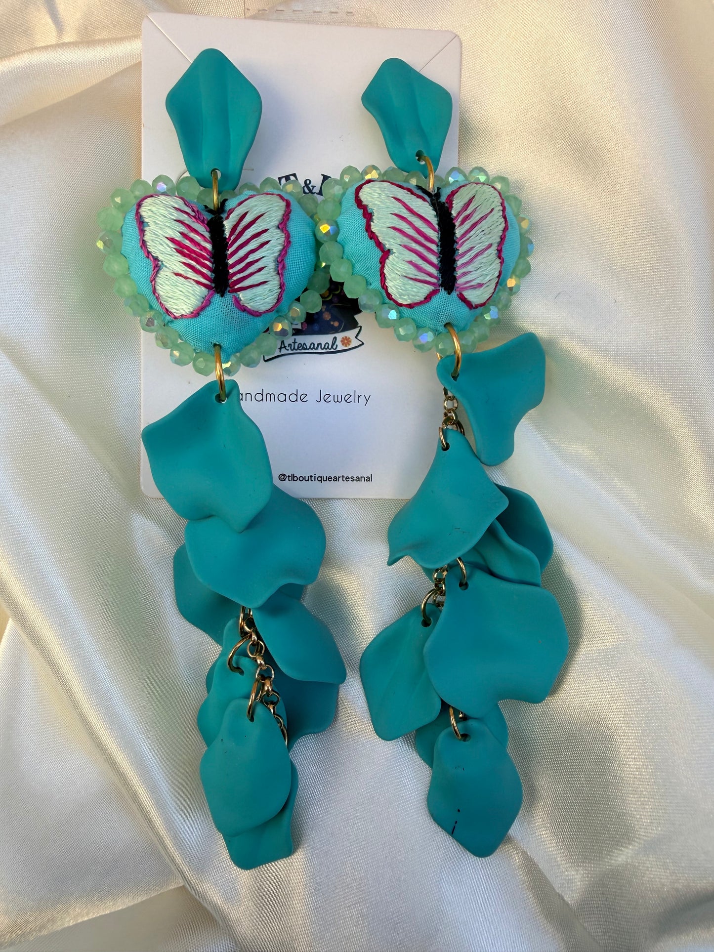 Aretes bordados a mano/petalos/hand made jewelry/ aretes bordados de gatos/ bordado mariposa/flores