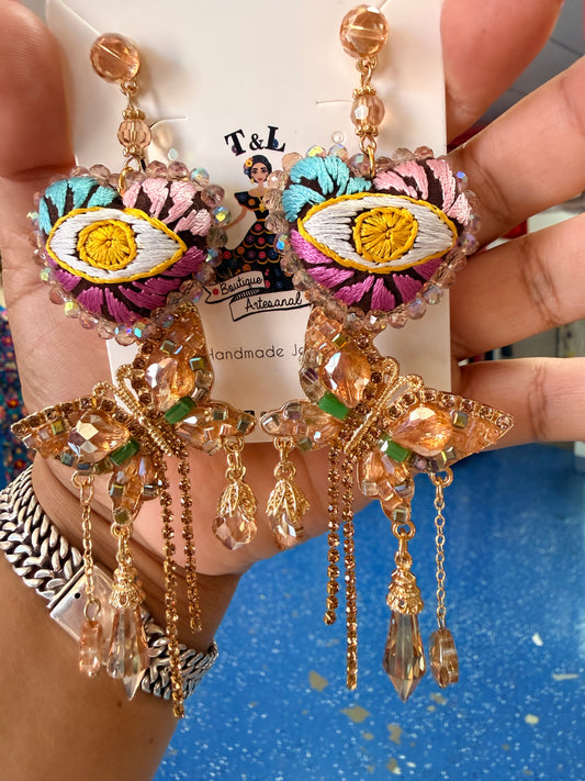 Arete de corazon bordado
