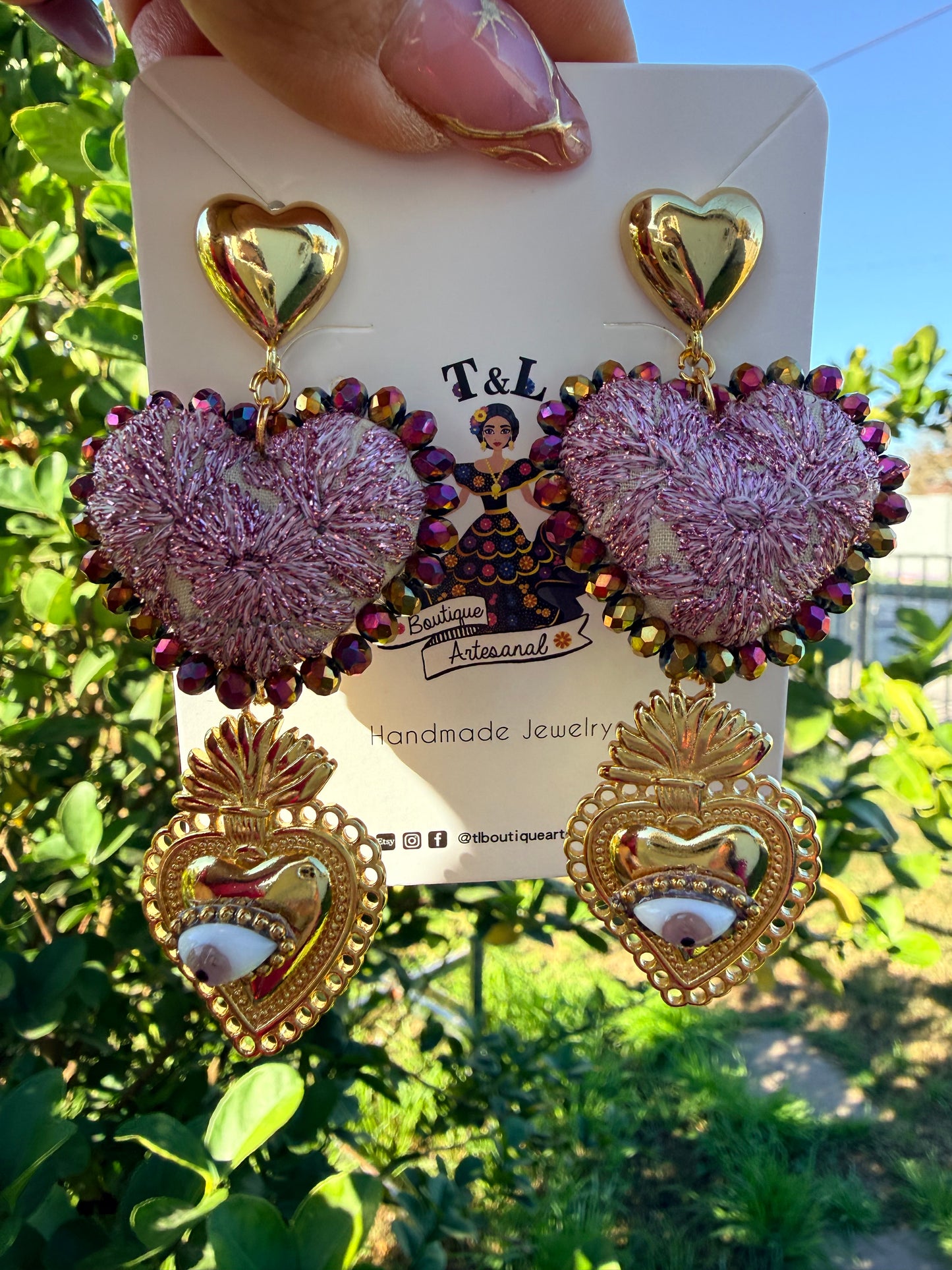 Aretes Bordados a Mano Corazón Rosa con Hilos Metálicos y Sagrado Corazón de Acero /Ojo Protector