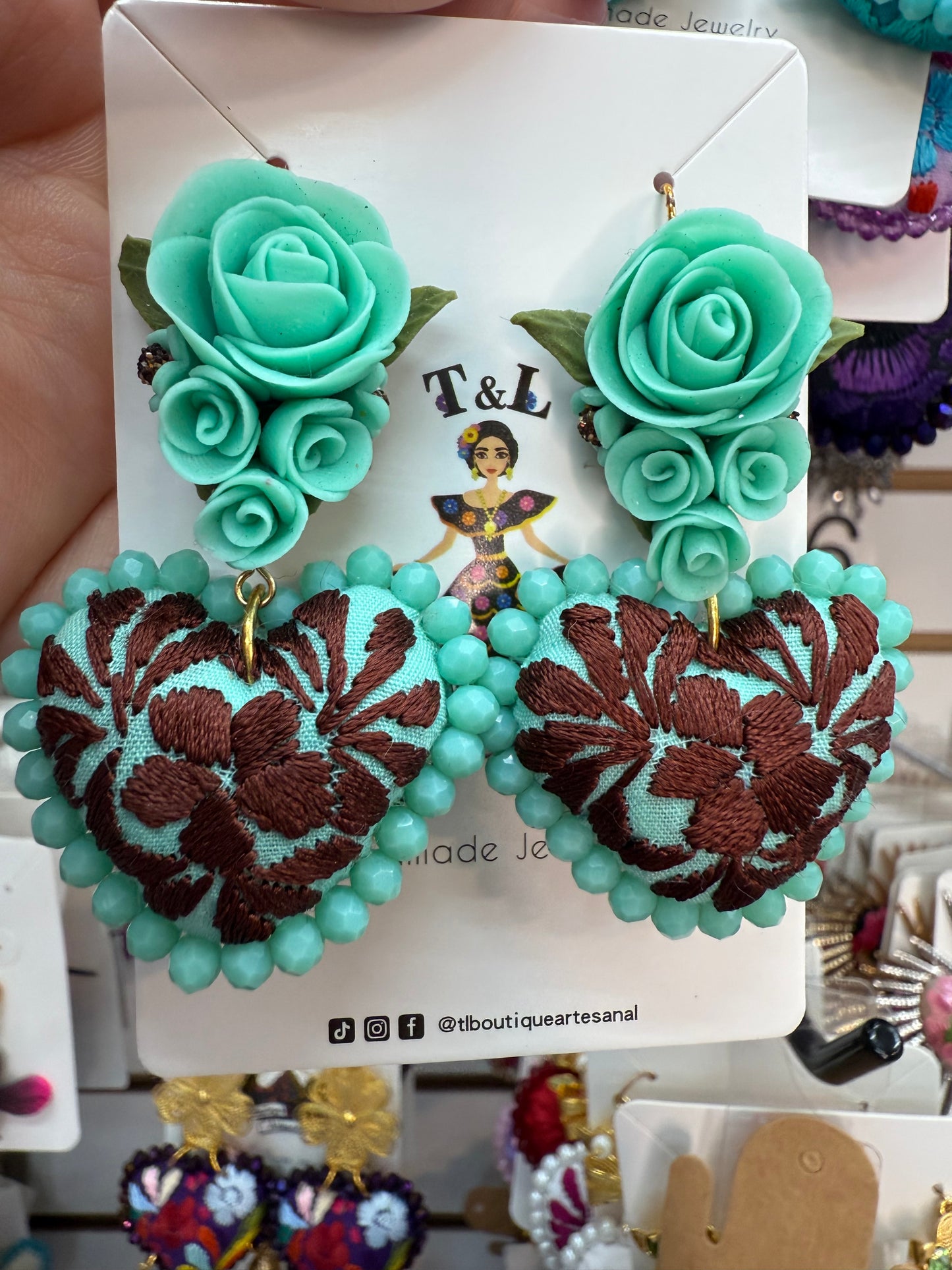 Aretes bordados a mano/pasta