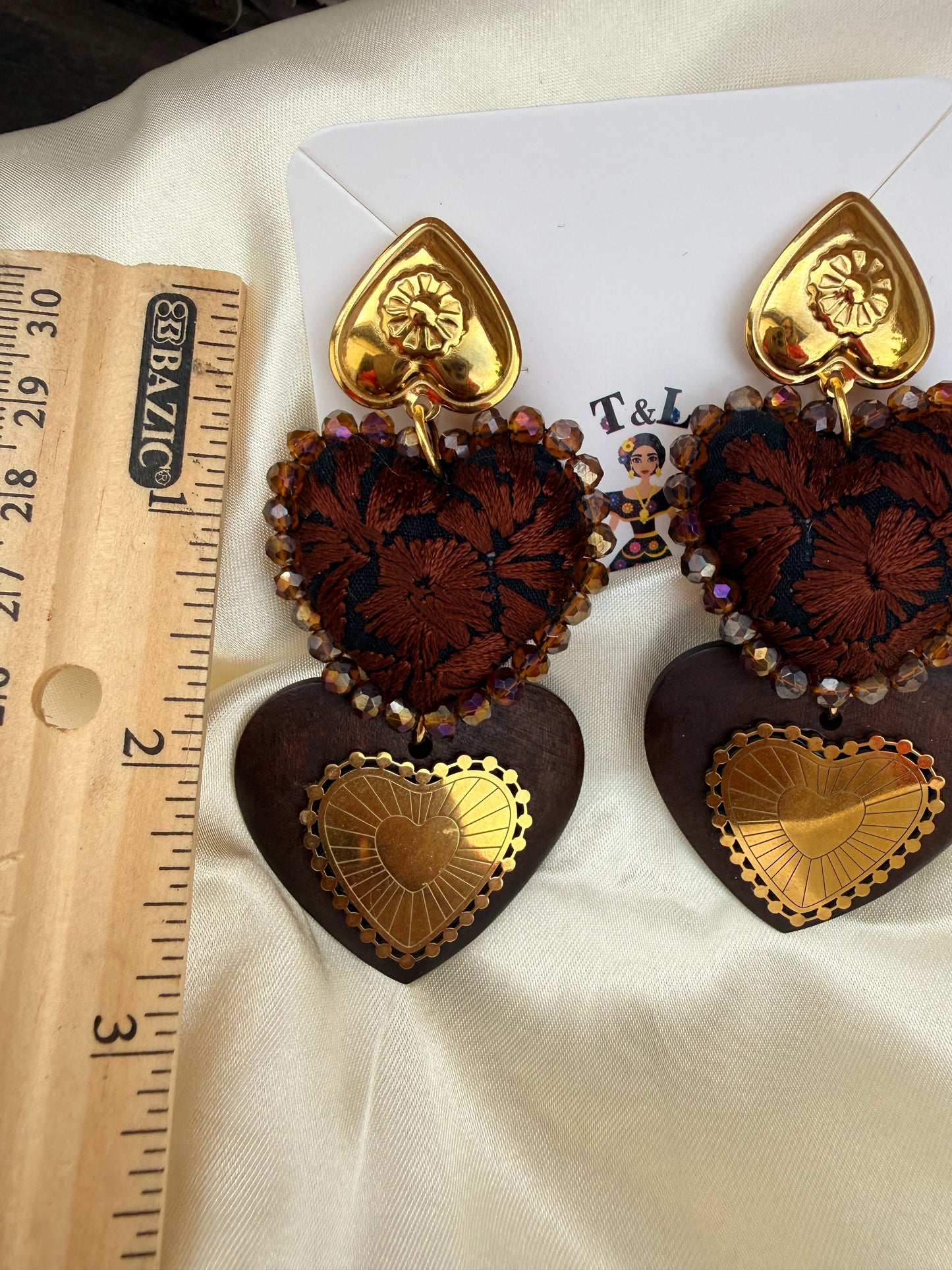 Aretes bordados a mano / aretes san Antonino/ hand made jewelry/ aretes de corazon/ aretes de corazon