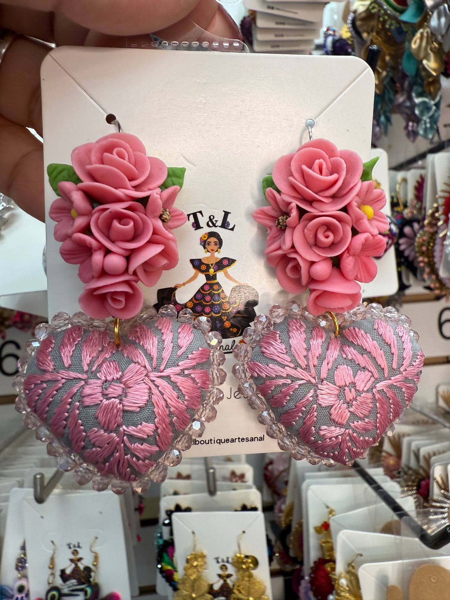 Aretes bordados a mano/pasta