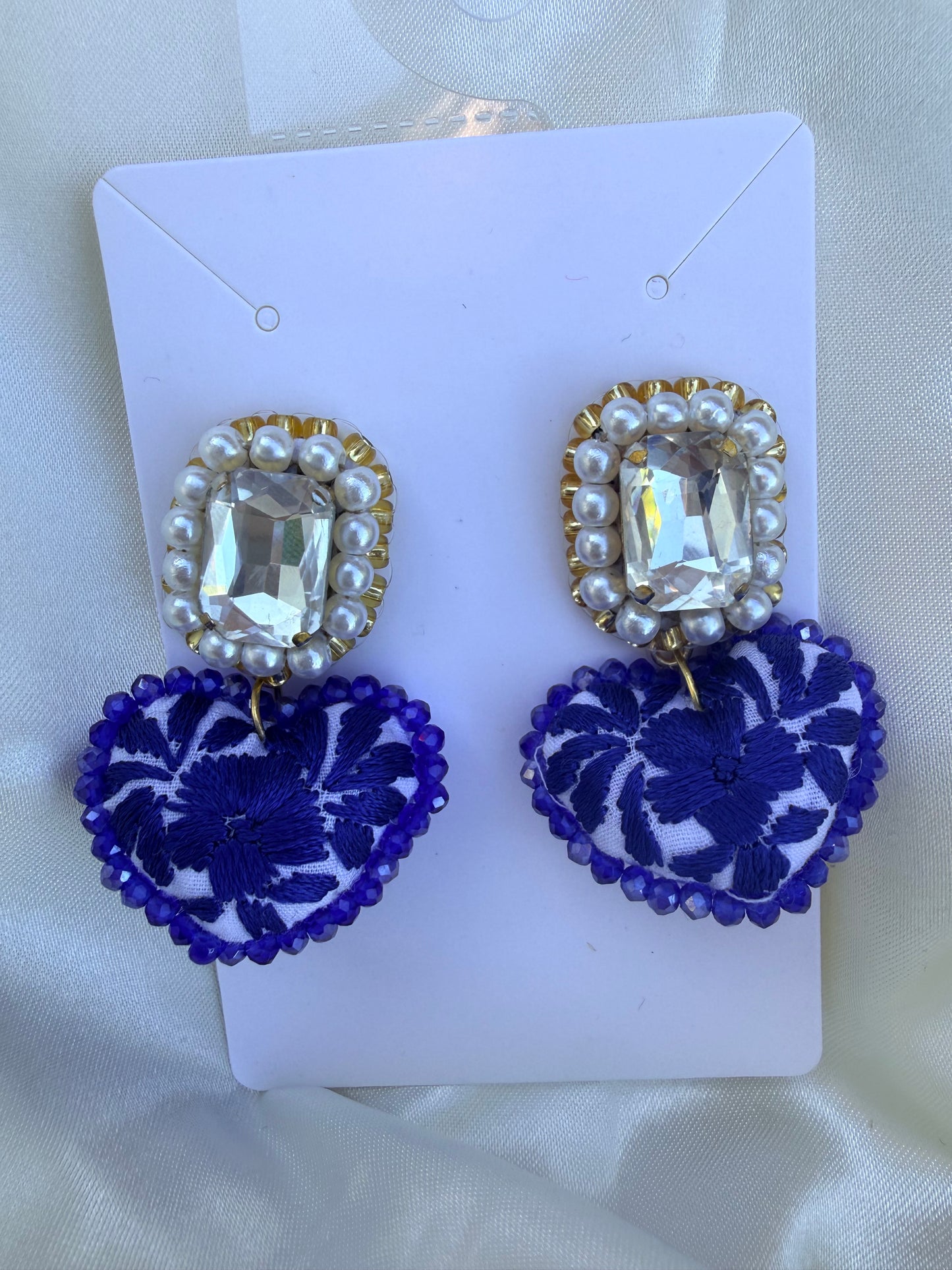 Aretes de corazon bordado minis/ aretes artesanales bordados a mano/ hand made jewelry/