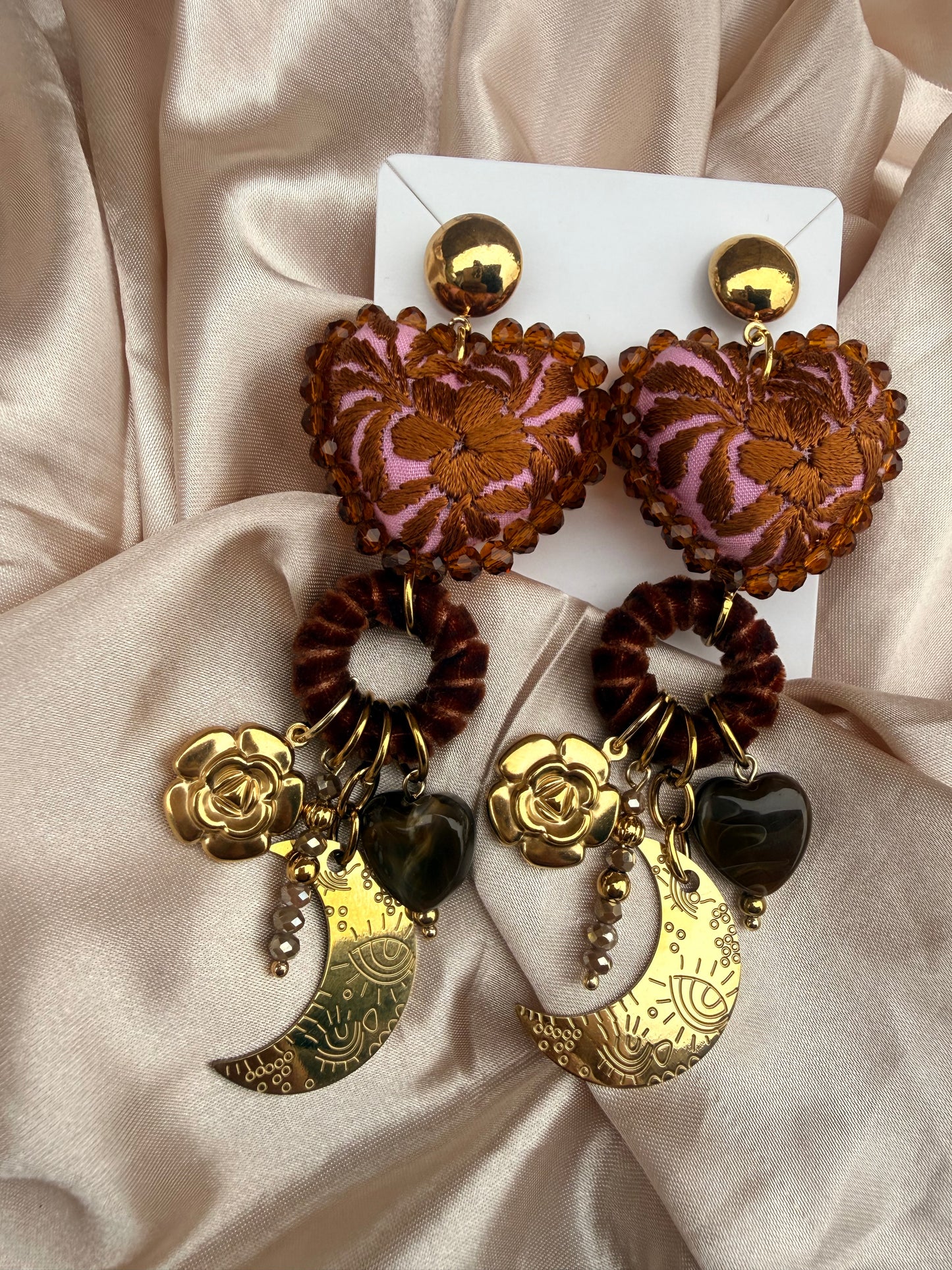 Aretes Corazón Bordado a Mano con Luna Dorada | Joyería Artesanal con Acero Inoxidable