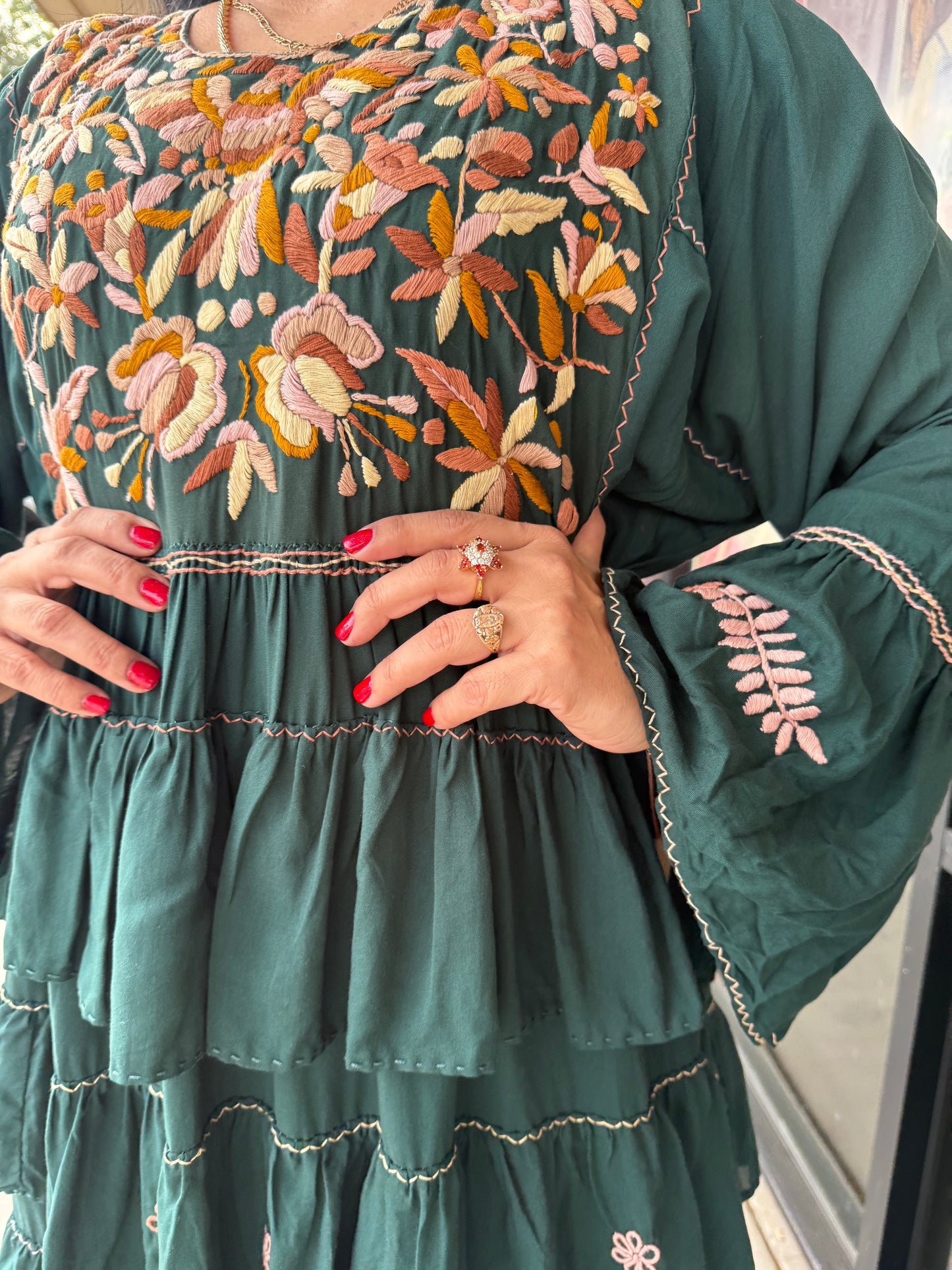 Vestido Artesanal Mexicano Bordado a Mano en Rayón – Vestido Boho Verde Bordado Floral – Talla Única Ajustable S a XXL