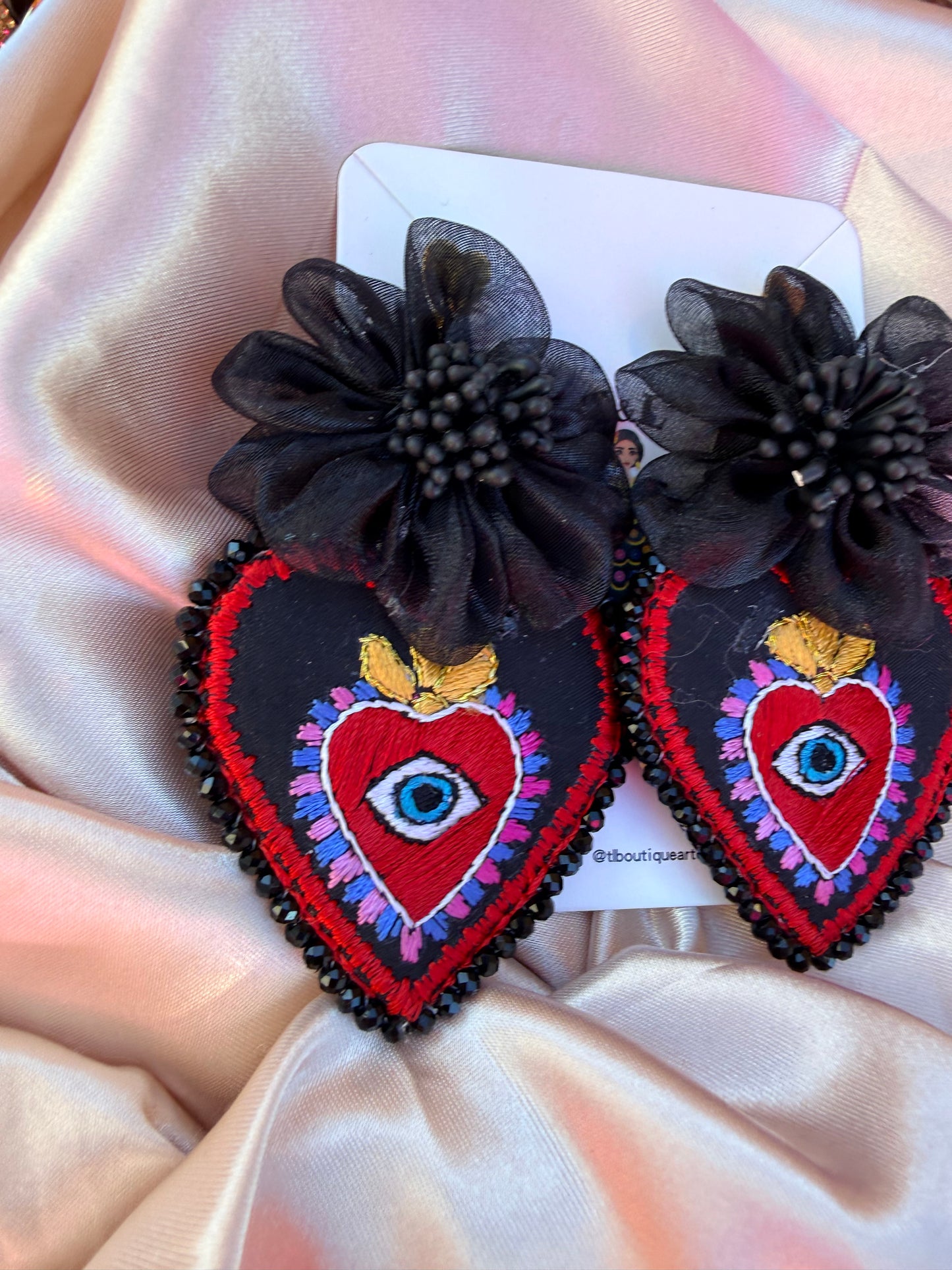 Aretes Únicos Bordados a Mano – Sagrado Corazón y Ojo Protector