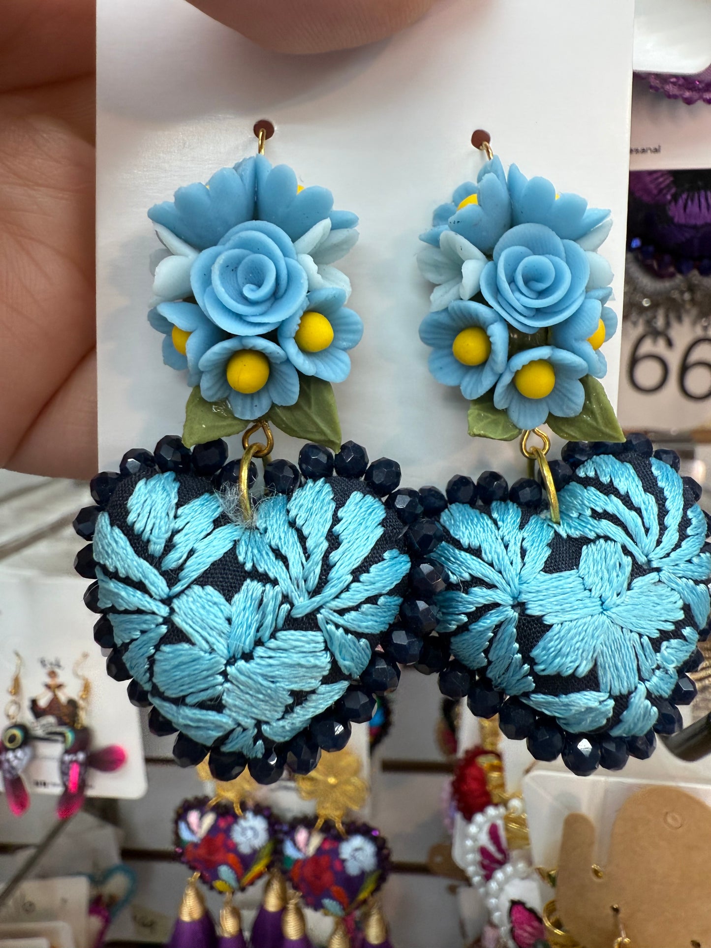 Aretes bordados a mano/pasta