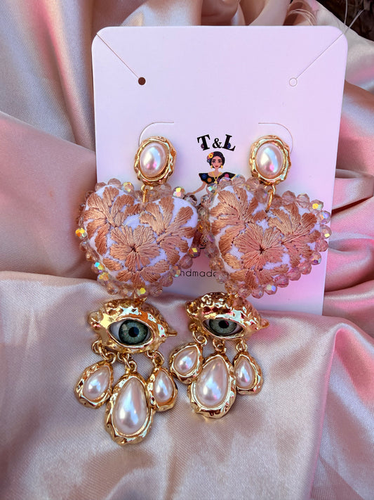 Aretes Bordados a Mano con Ojo Protector y Dije de Sagrado Corazón – Ligeros y Únicos
/handmade jewelry/morados