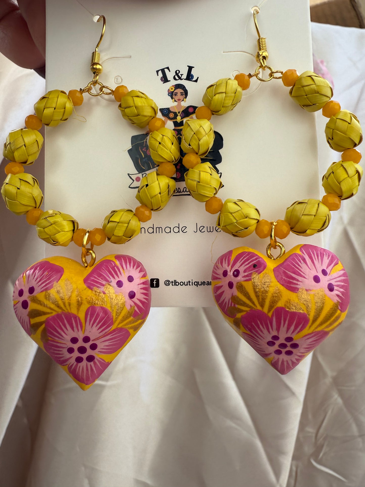 Arracadas de palma con corazon de madera de copal/aretes artesanales /handmade jewelry/alebrijes de oaxaca