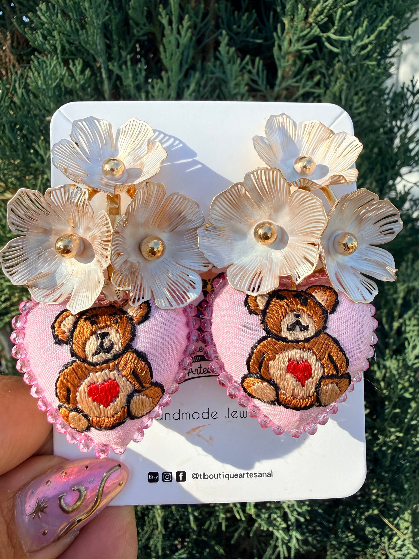 Aretes de Ositos Bordados a Mano en Oaxaca – Diseño Floral con Corazón