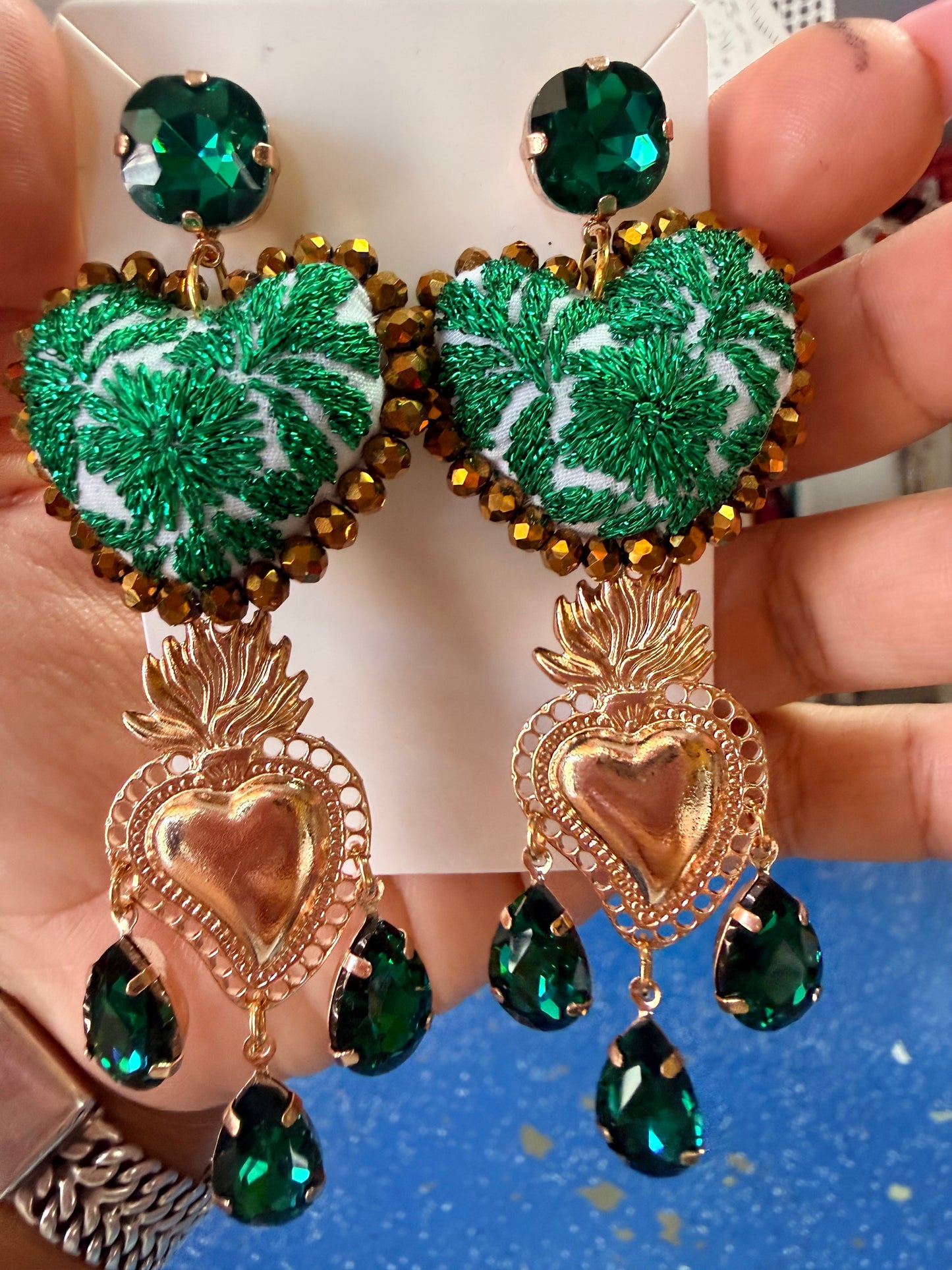 Arete de corazon bordado /milagro verde