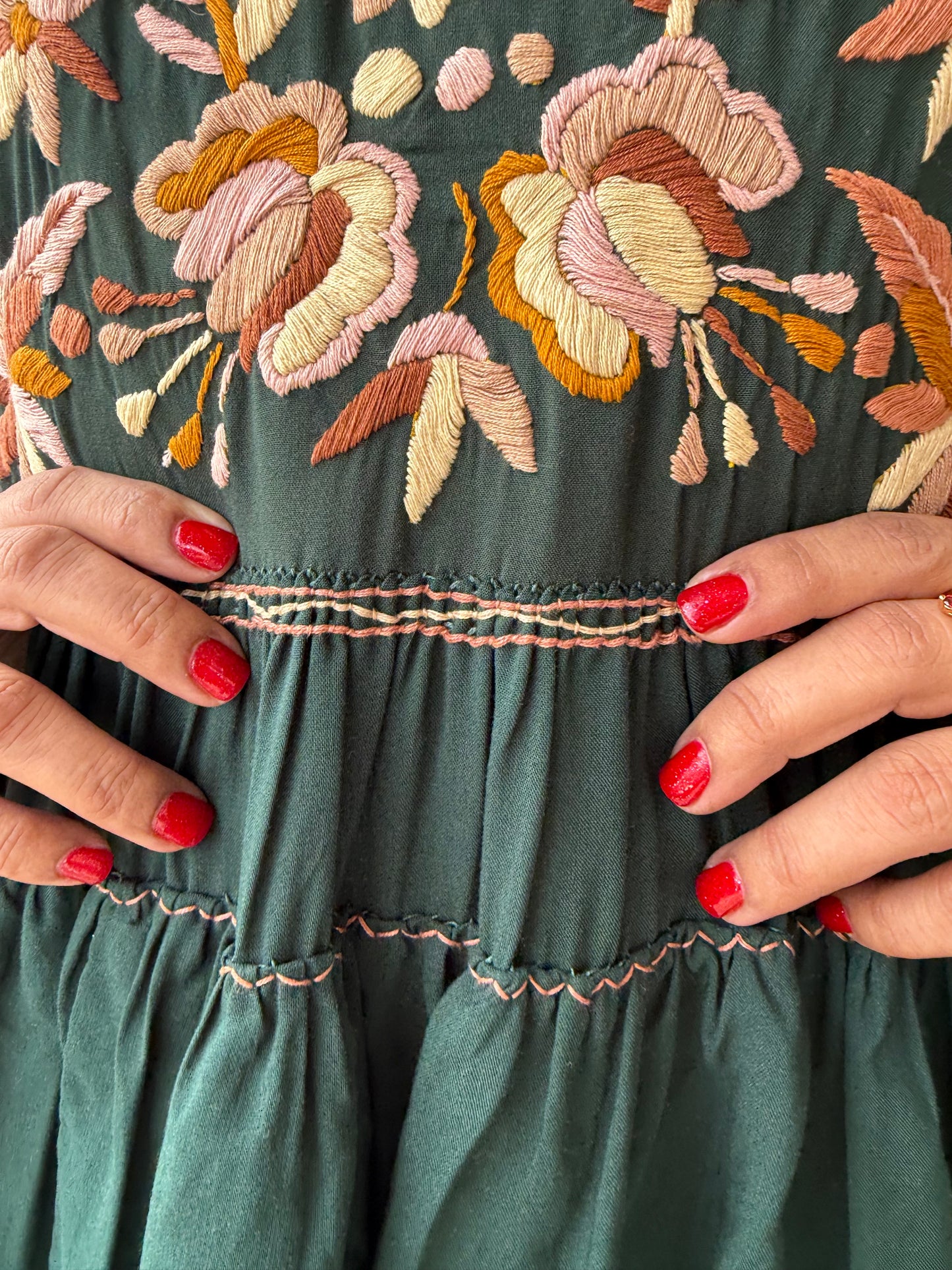 Vestido Artesanal Mexicano Bordado a Mano en Rayón – Vestido Boho Verde Bordado Floral – Talla Única Ajustable S a XXL