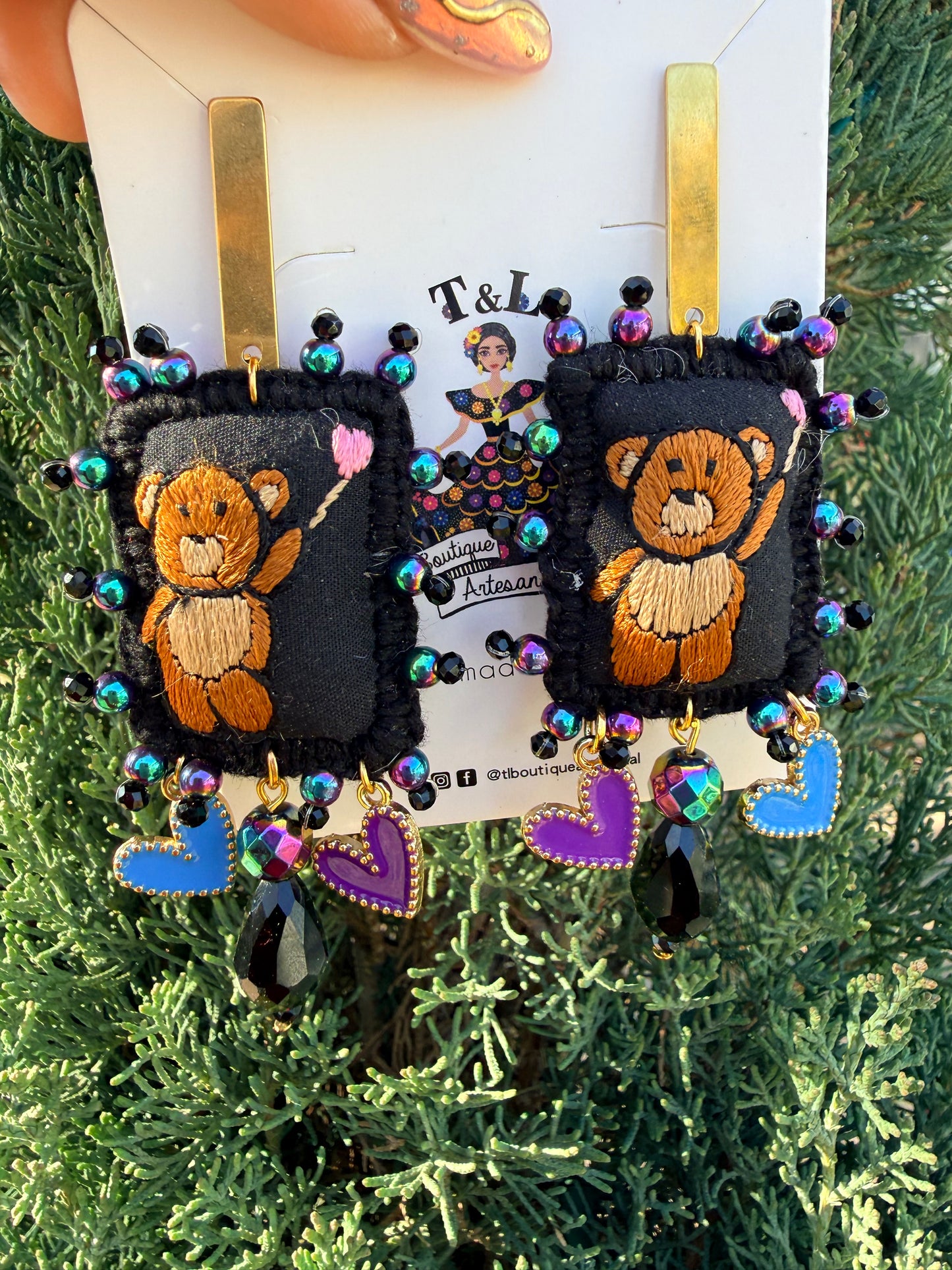 Aretes Bordados a Mano Oso con Corazones – Artesanales y Únicos