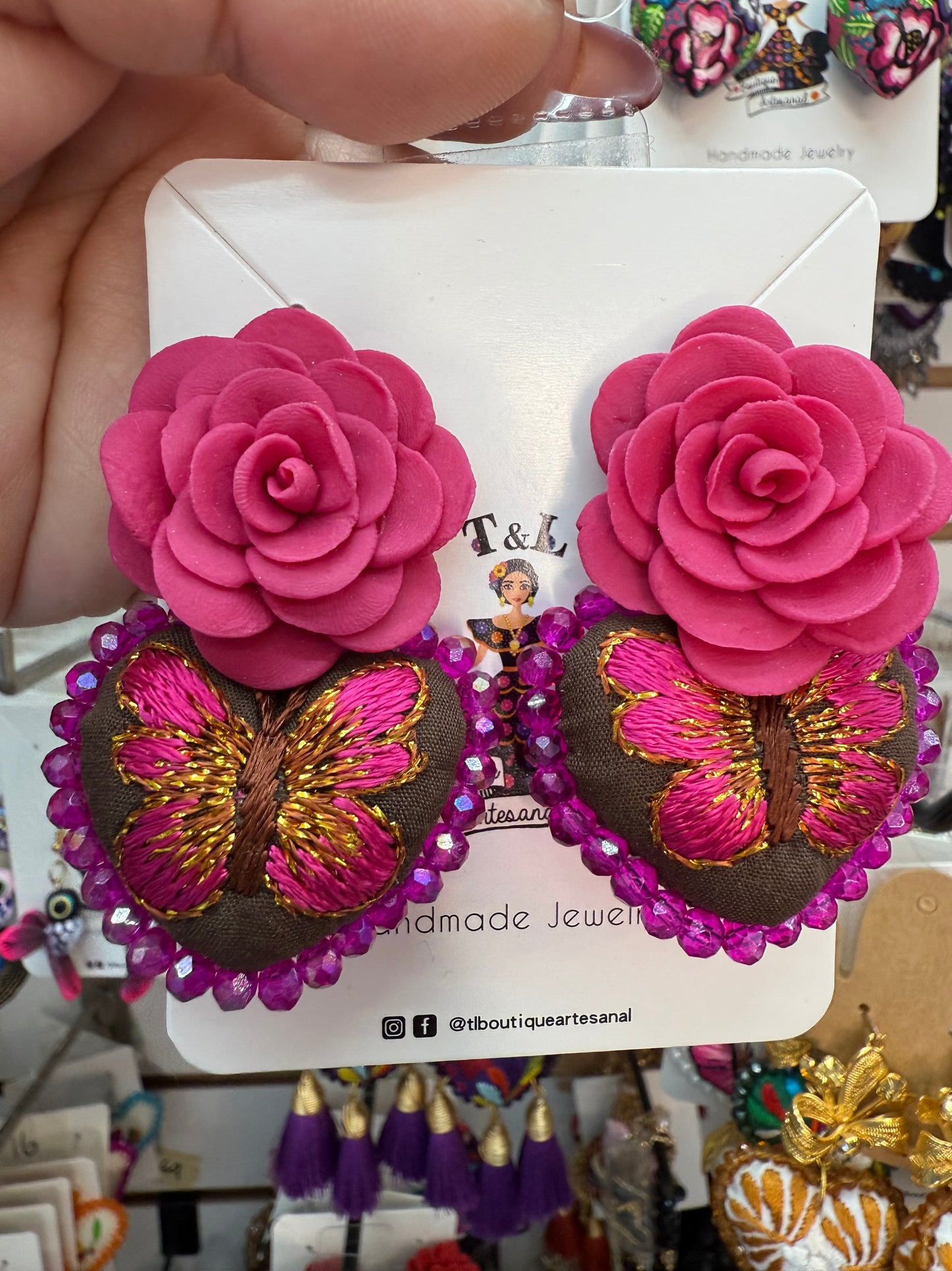 Aretes bordados a mano/pasta