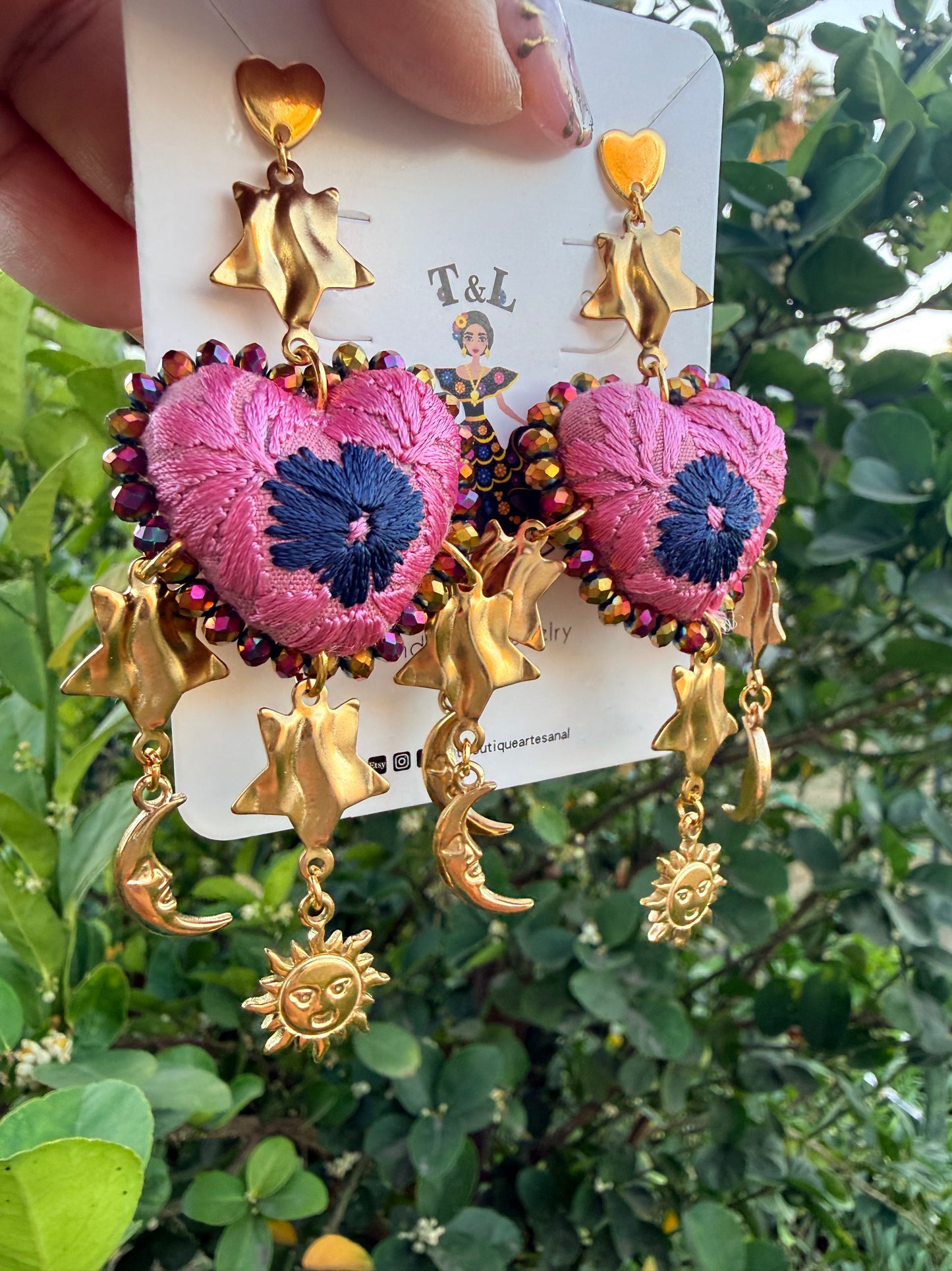 Aretes Bordados a Mano Corazón con Dijes de Luna y Sol | Acero Inoxidable
