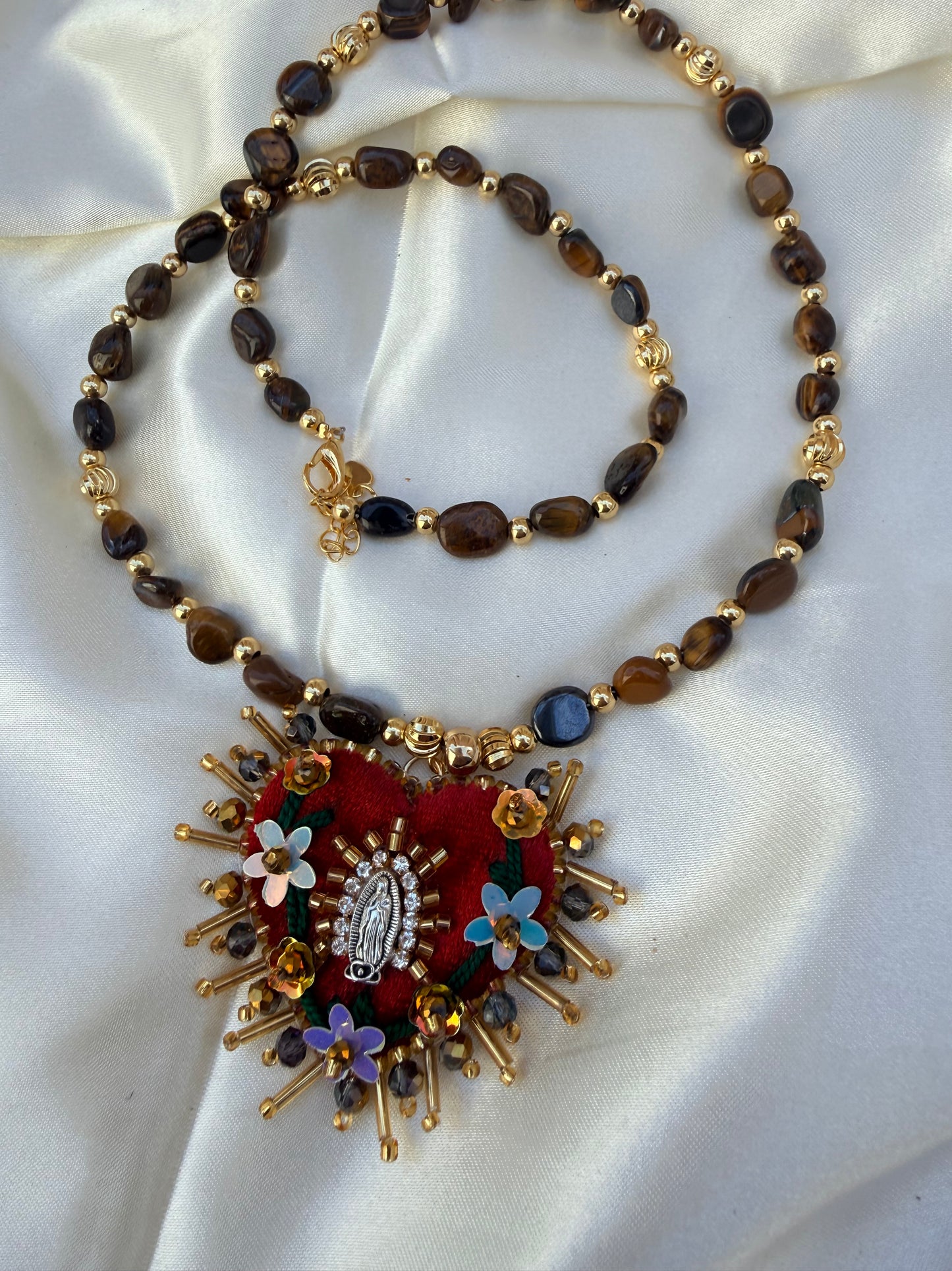 Collar de virgen de Guadalupe/ con collar de piedras naturales ojo de tigre