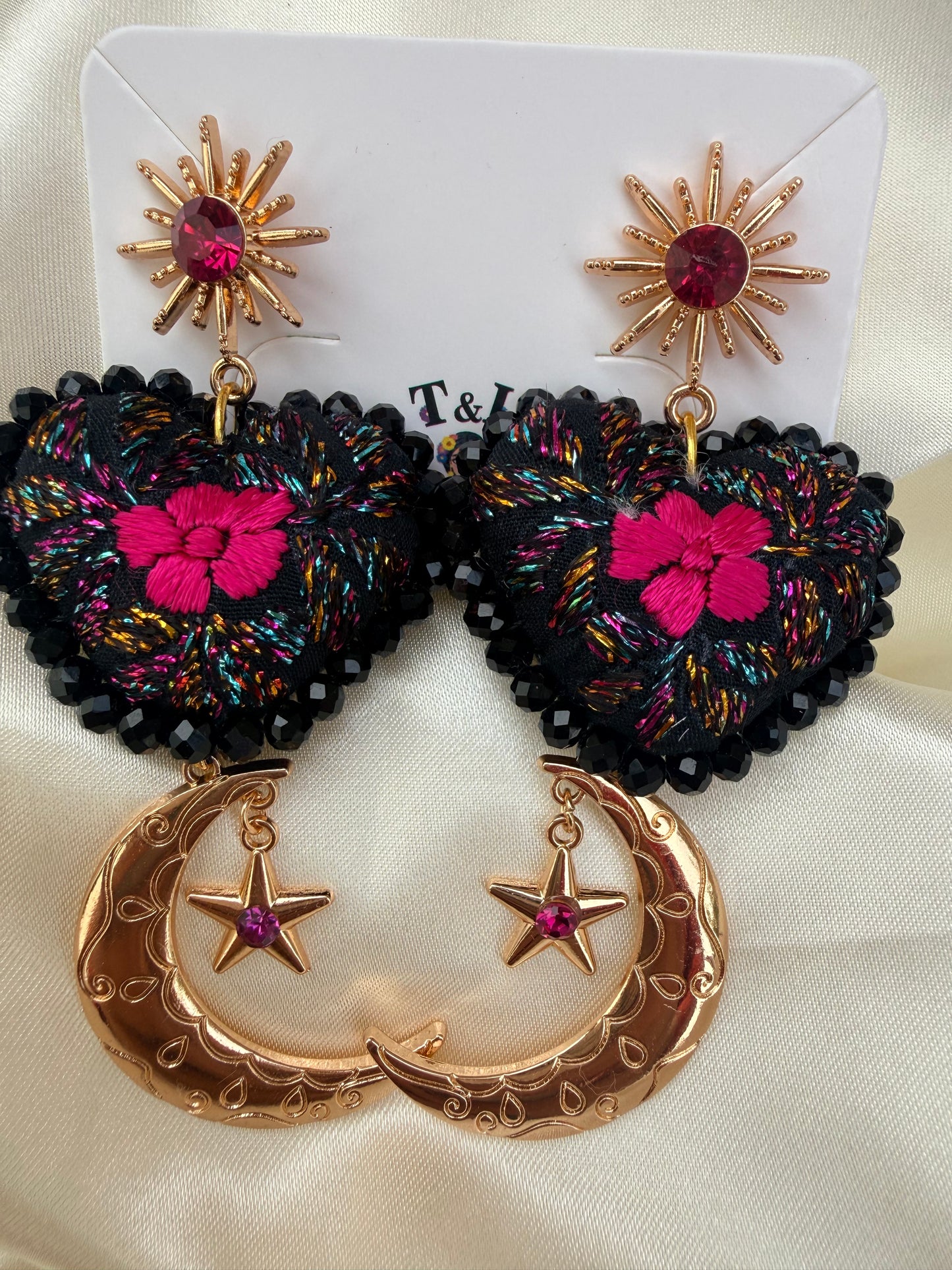 Aretes bordados a mano / aretes san Antonino/ hand made jewelry/ aretes luna/ aretes rojos/rosas