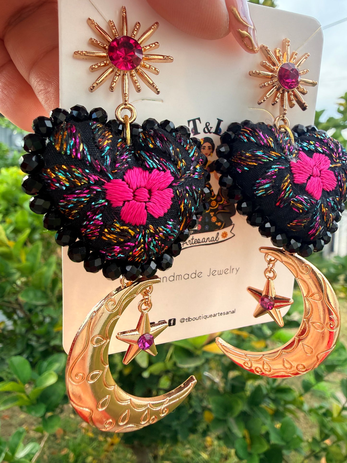 Aretes bordados a mano / aretes san Antonino/ hand made jewelry/ aretes luna/ aretes rojos/rosas