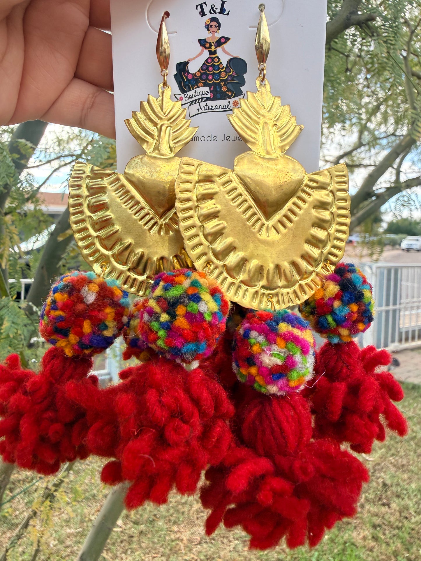 Aretes de lana/ aretes artesanales/aretes de sagrado corazon