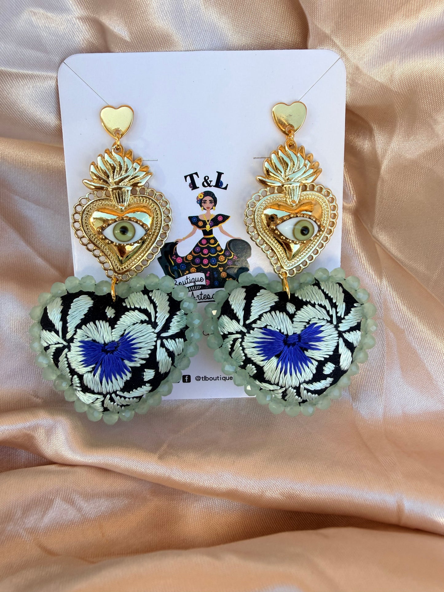 Aretes Bordados Corazón con Ojo Protector/ bordado a mano