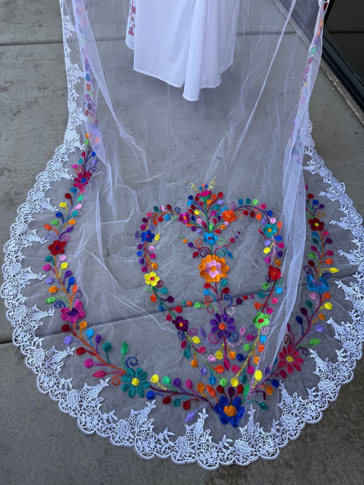 Velo de Novia Bordado a Mano 2 Metros | Velo Mexicano Floral Colorido con Encaje | Bridal Veil Handmade /corazon