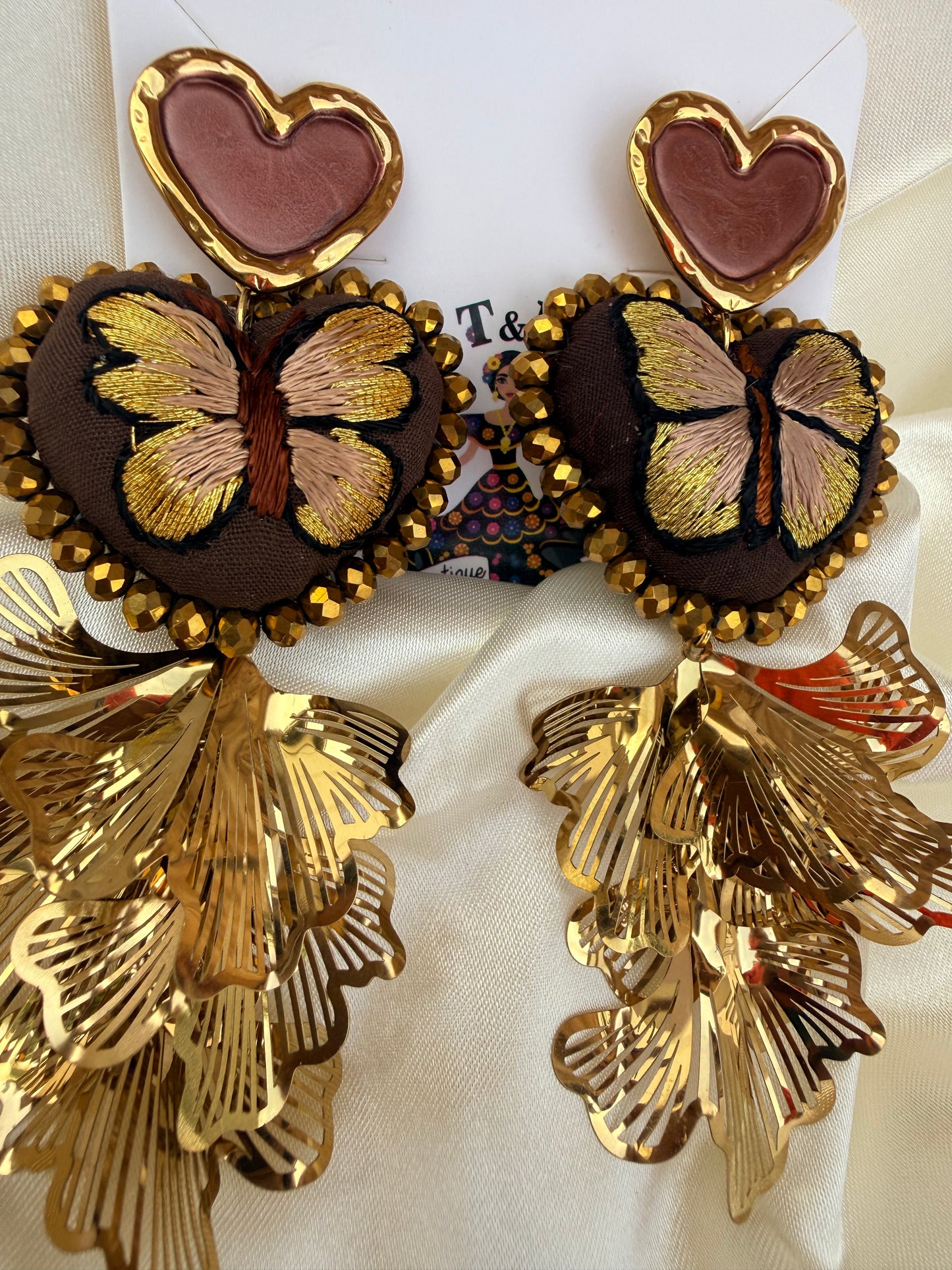 Aretes bordados a mano / aretes san Antonino/ hand made jewelry/ aretes de corazon/ aretes de corazon bordado mariposa