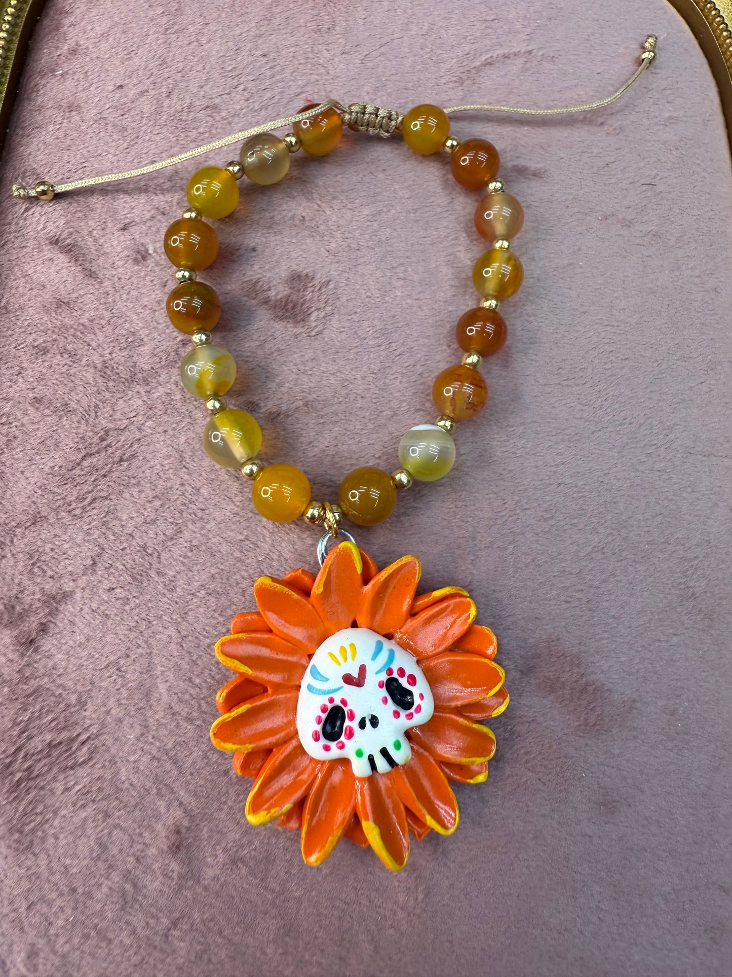 Pulceras de agatas con dijes de pasta /dia de muerto