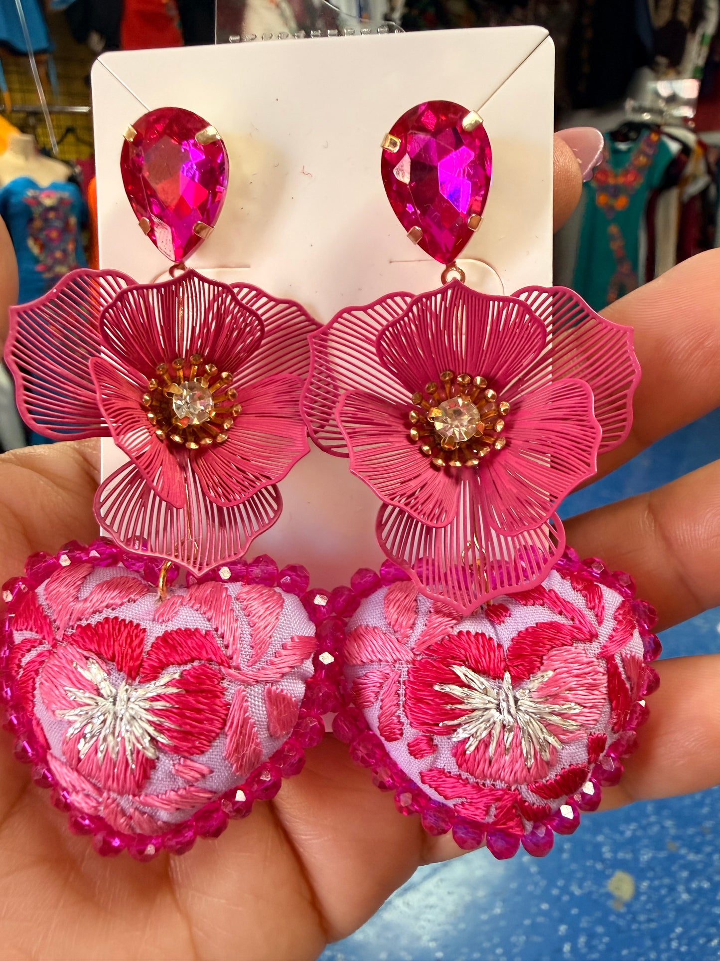 Arete de corazon bordado  rosa /plata /flor
