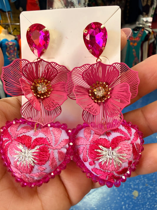 Arete de corazon bordado  rosa /plata /flor