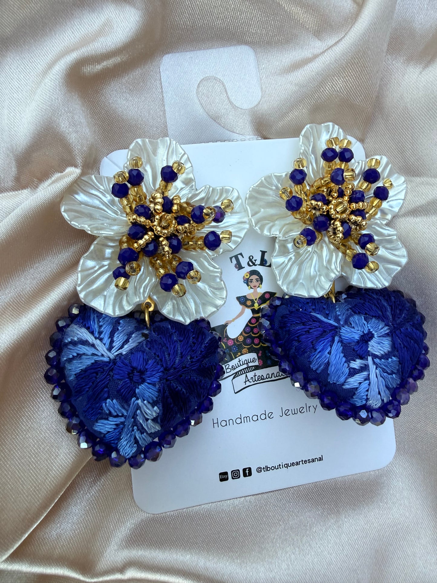 Aretes de corazon bordado a Mano / aretes con flor/azul rey