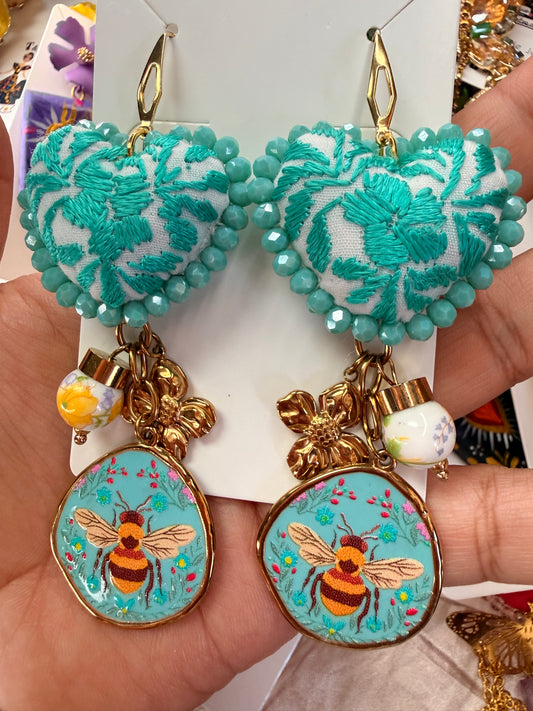 Arete de corazon bordado /abeja