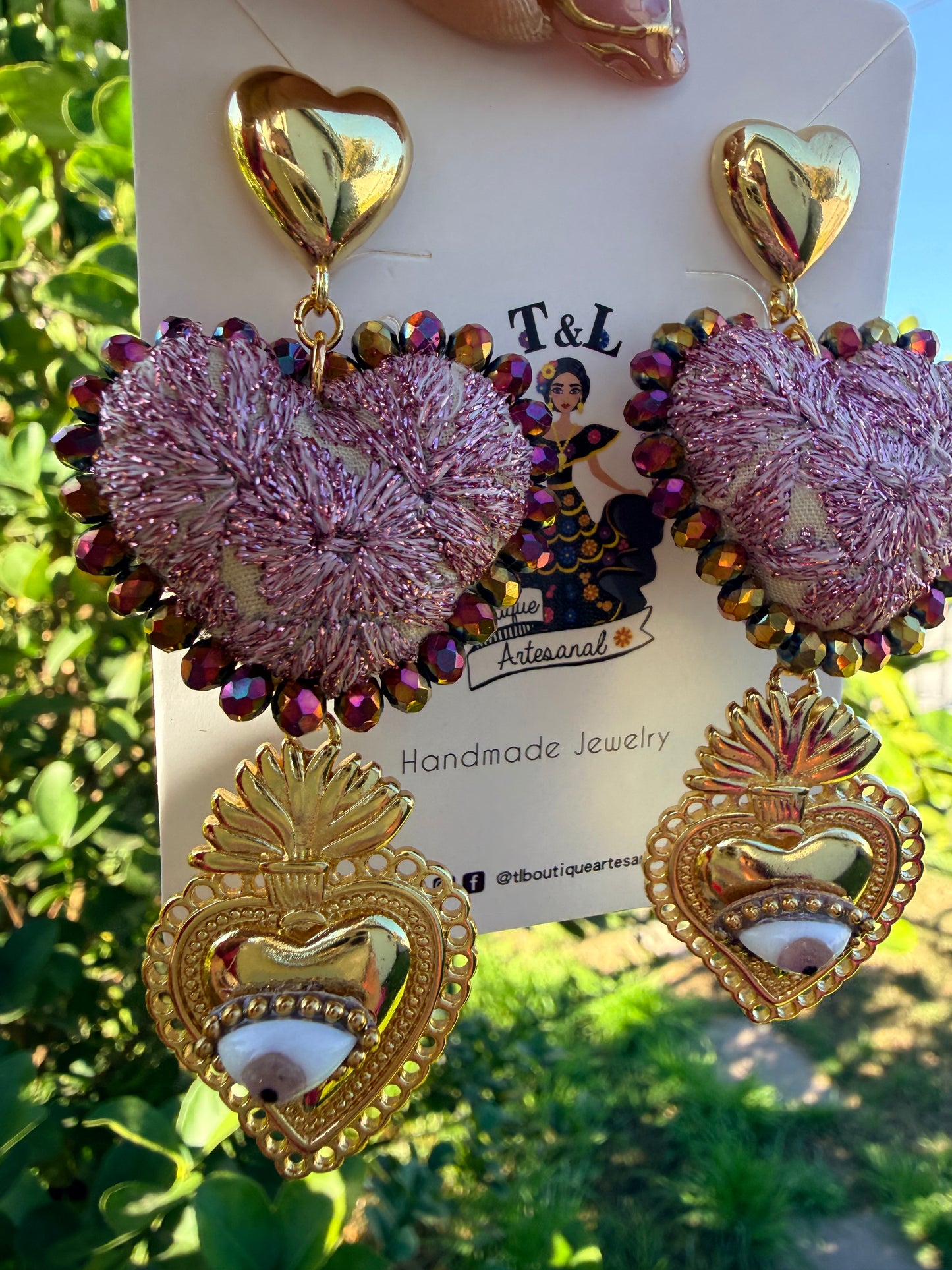 Aretes Bordados a Mano Corazón Rosa con Hilos Metálicos y Sagrado Corazón de Acero /Ojo Protector