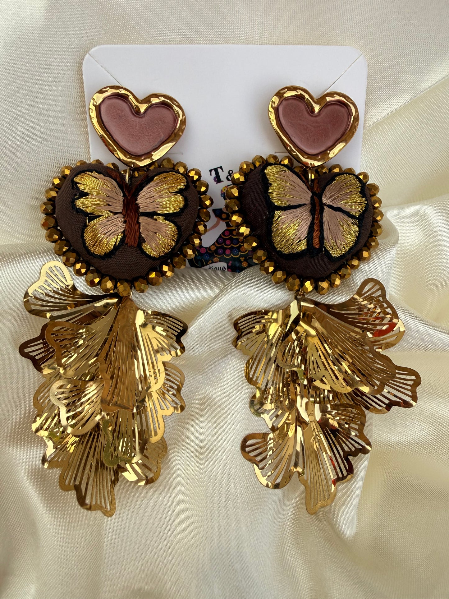 Aretes bordados a mano / aretes san Antonino/ hand made jewelry/ aretes de corazon/ aretes de corazon bordado mariposa