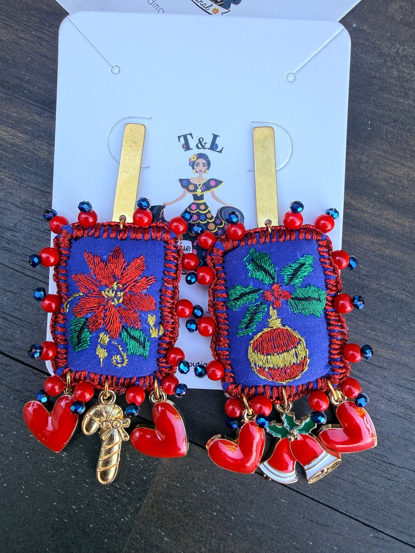 Aretes bordados  navideños/aretes artesanales/ santa/nochebuenas/grinch/hand made jewelry