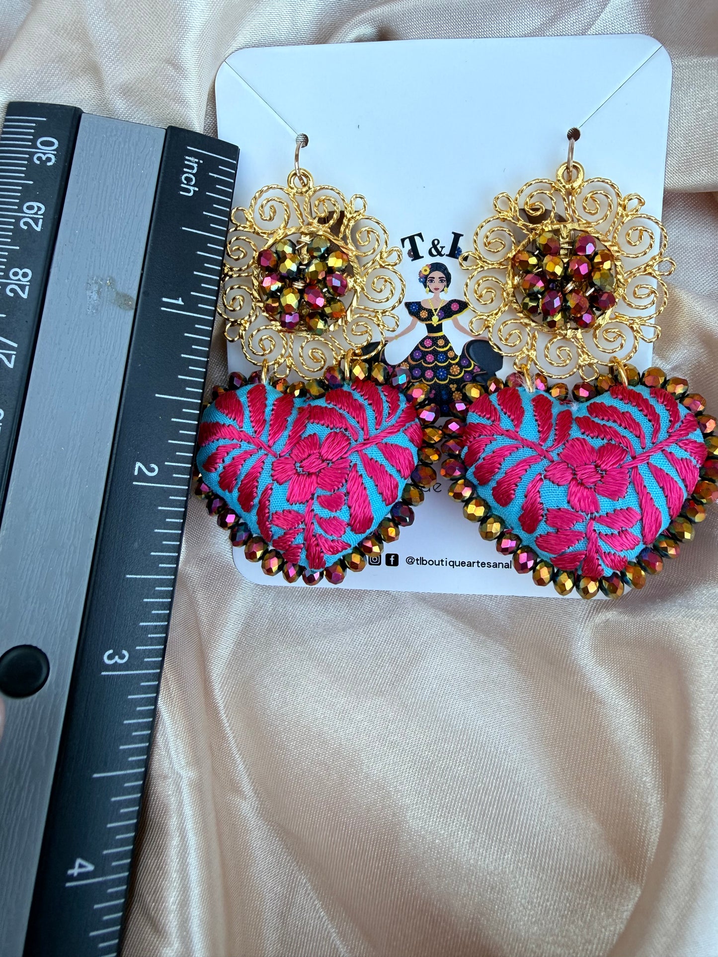 Aretes bordados a mano / aretes en forma de corazon/rosa