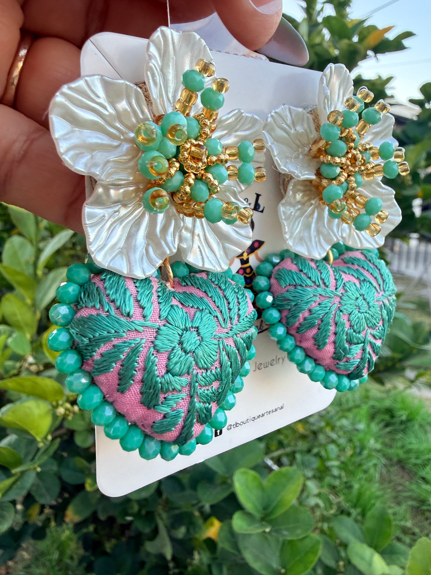 Aretes de corazon bordado a Mano / aretes con flor/aretes rosa palo/con menta