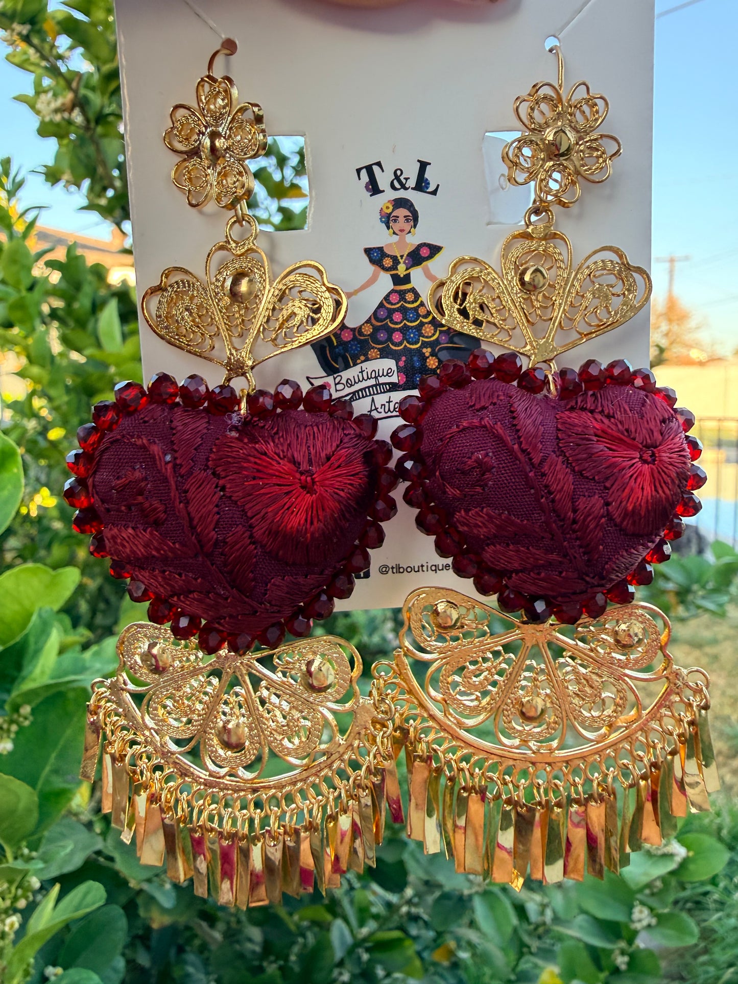 Aretes bordados a mano / aretes en forma de corazon/gindas