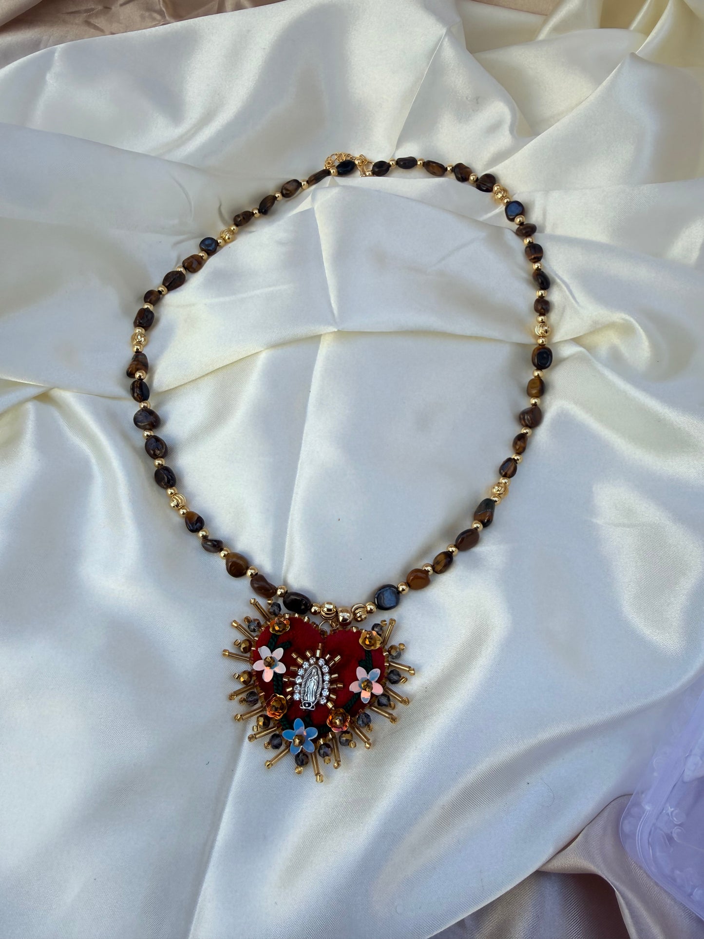 Collar de virgen de Guadalupe/ con collar de piedras naturales ojo de tigre