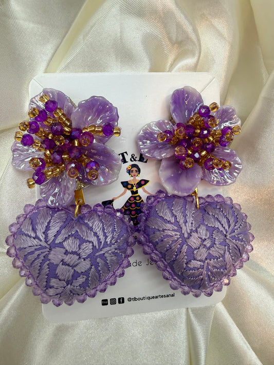 Aretes de corazon bordado a Mano / aretes con flor/bronce/ lila