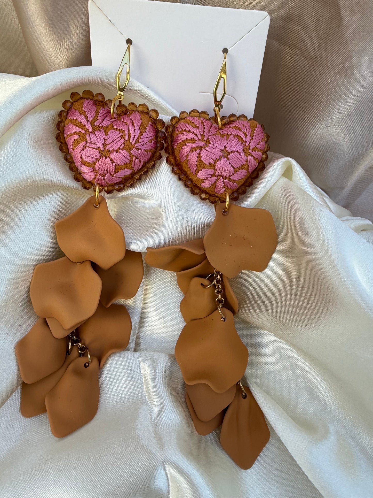 Aretes bordados a mano/petalos/hand made jewelry/ aretes bordados de gatos/ bordado mariposa/flores