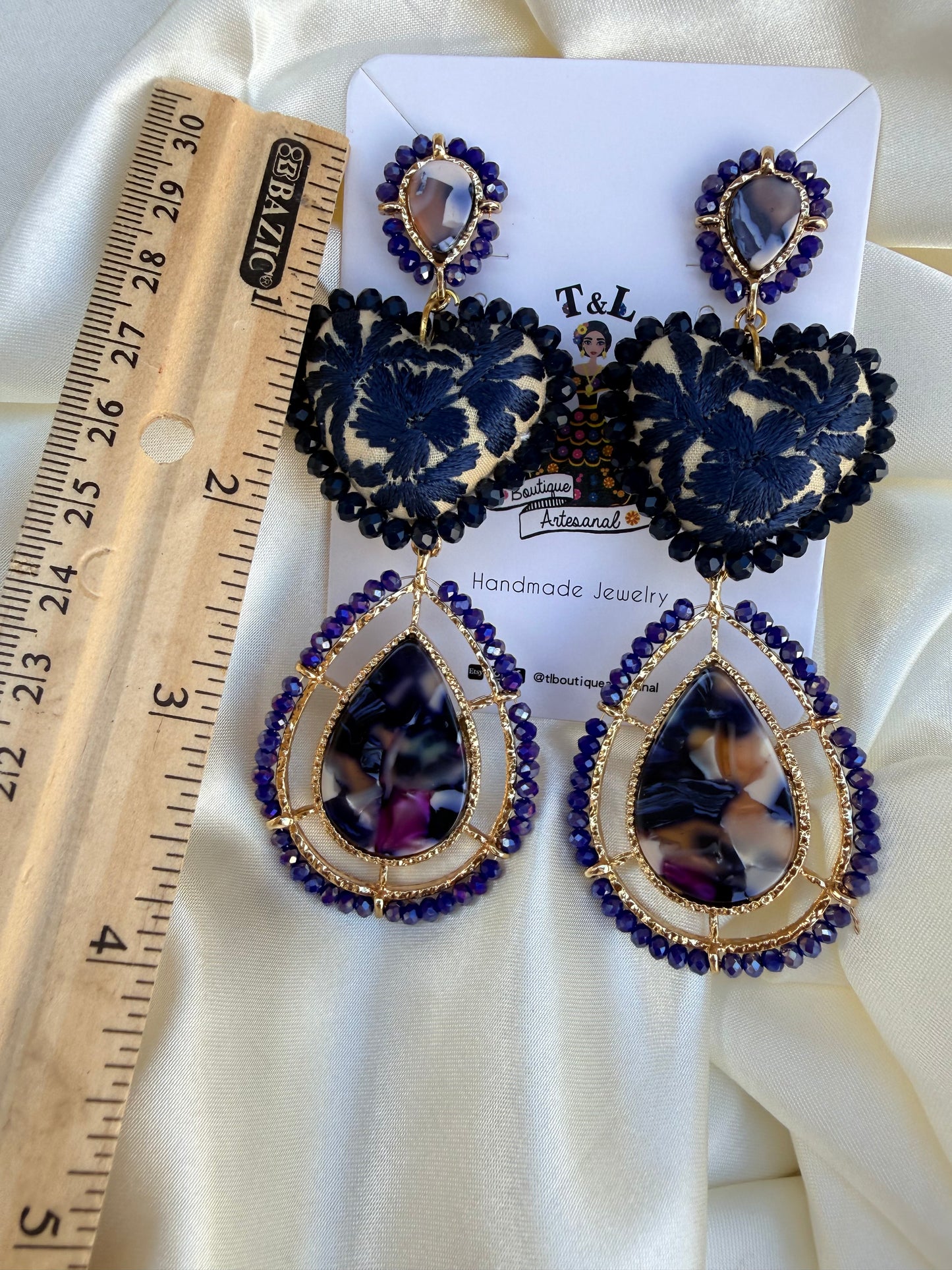 Aretes bordados a mano / aretes san Antonino/ hand made jewelry/ azul marino