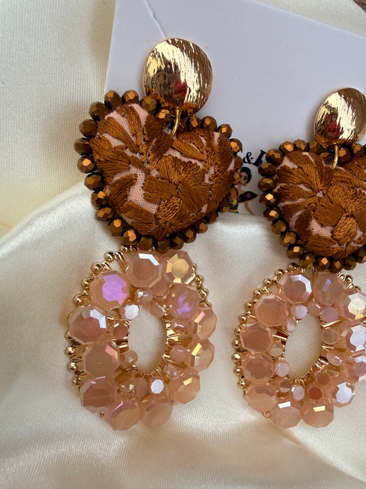 Aretes bordados a mano / aretes san Antonino/ hand made jewelry/ aretes de corazon/ aretes de piedras