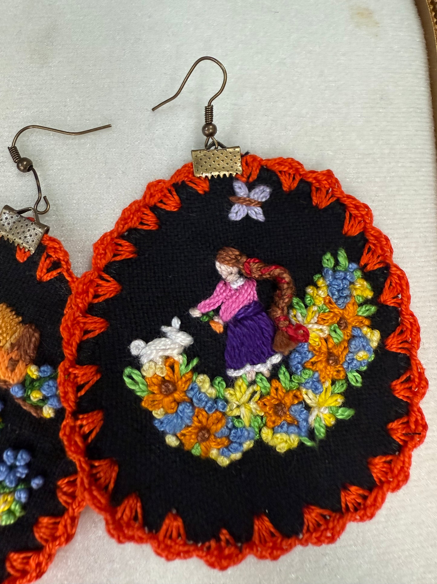 Aretes bordados de historias
