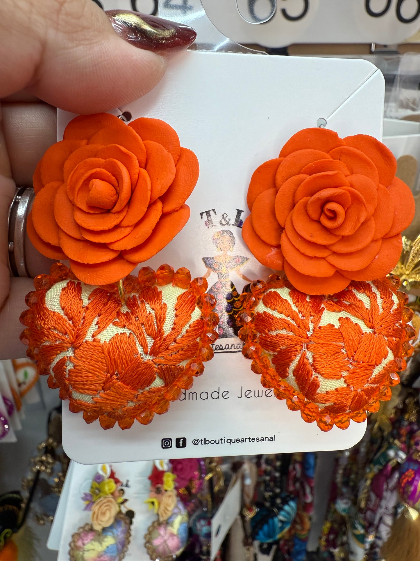 Aretes bordados a mano/pasta