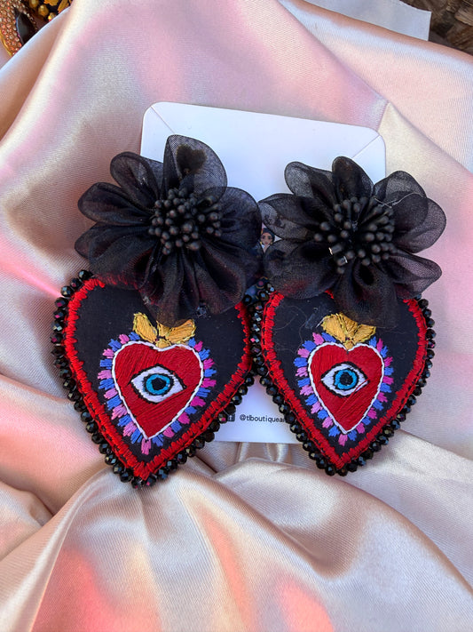 Aretes Únicos Bordados a Mano – Sagrado Corazón y Ojo Protector