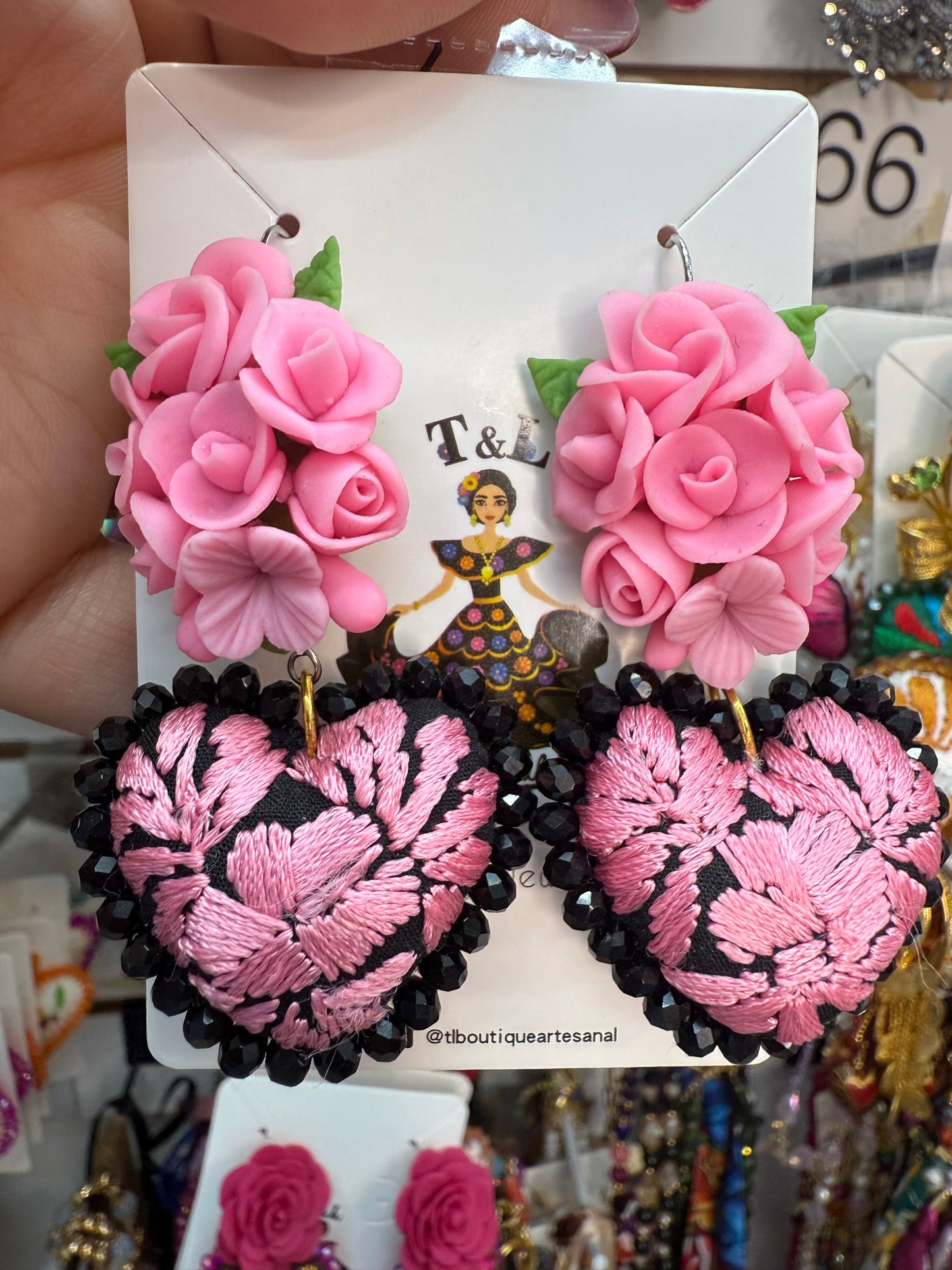 Aretes bordados a mano/pasta