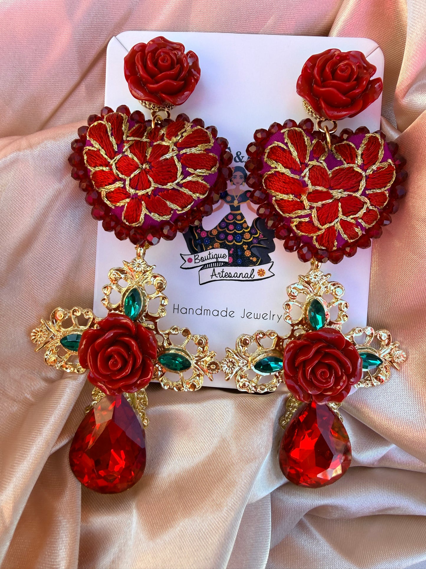 Aretes Bordados a Mano Únicos | Corazón Bordado con Cruz Roja Floral
