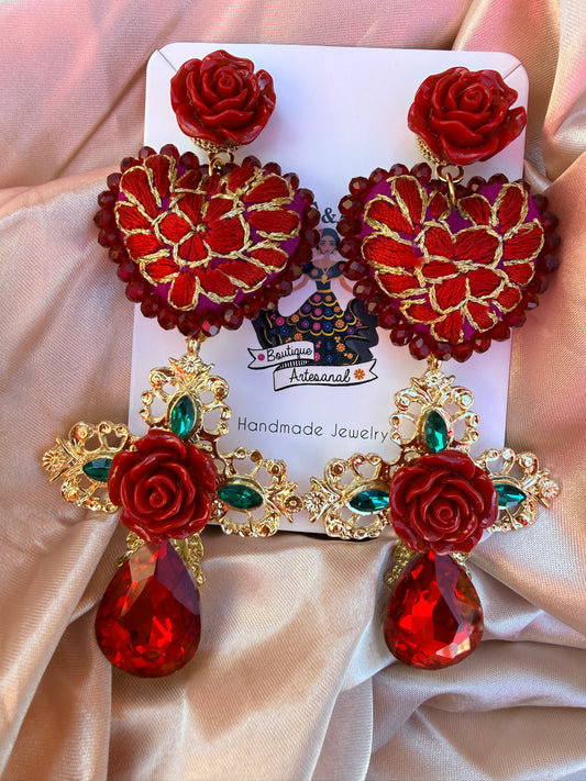 Aretes Bordados a Mano Únicos | Corazón Bordado con Cruz Roja Floral