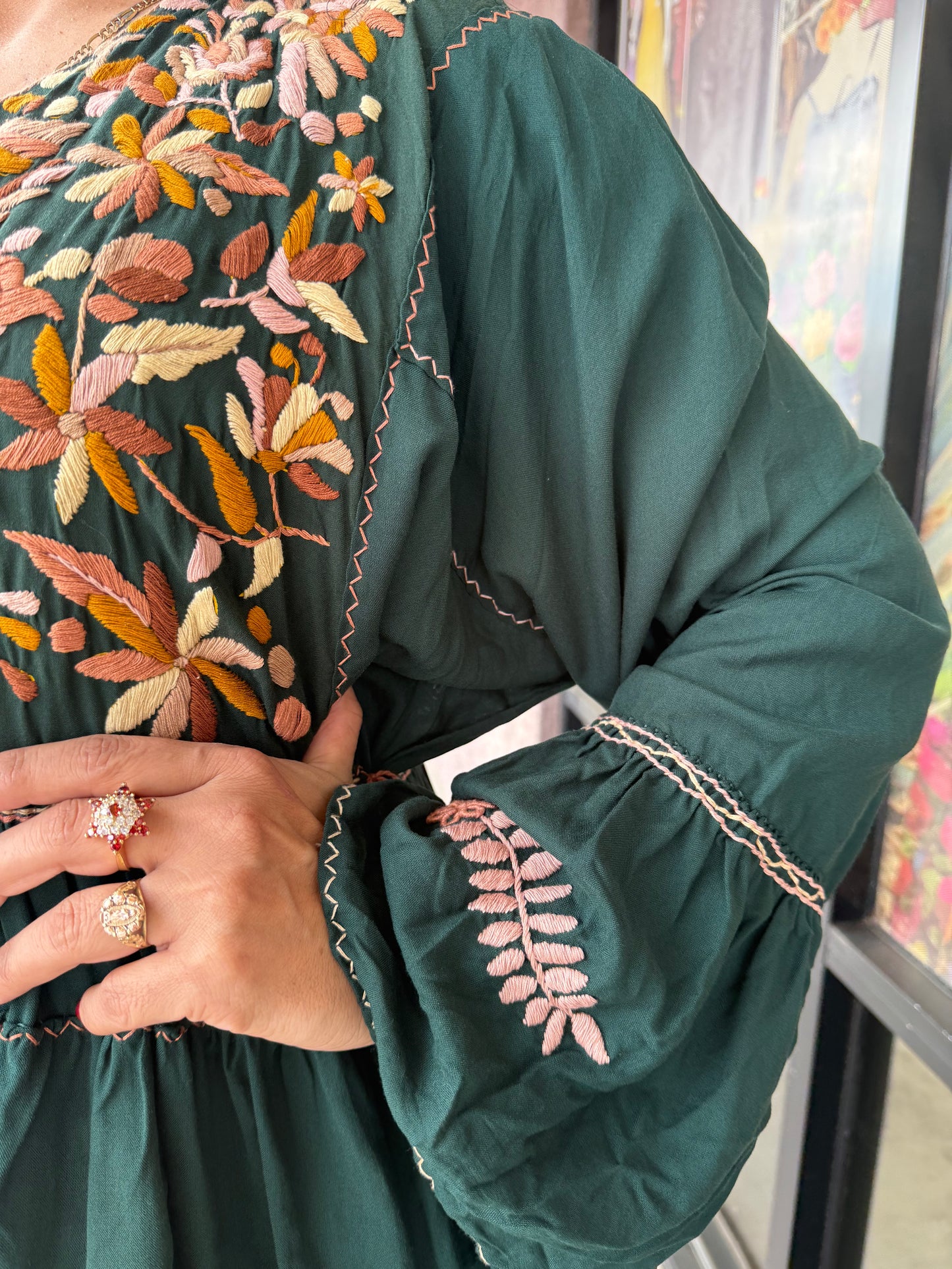 Vestido Artesanal Mexicano Bordado a Mano en Rayón – Vestido Boho Verde Bordado Floral – Talla Única Ajustable S a XXL